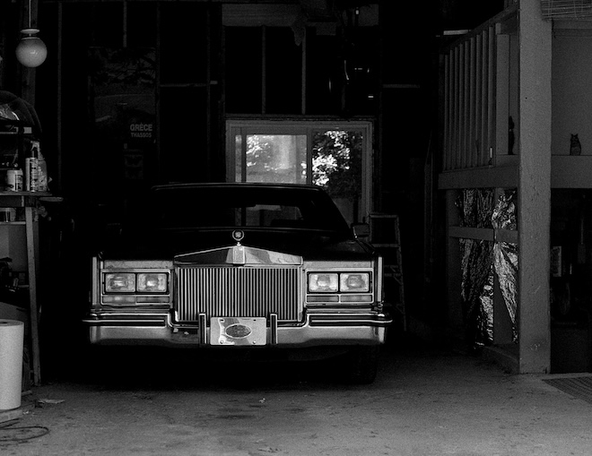 Cadillac dans son garage